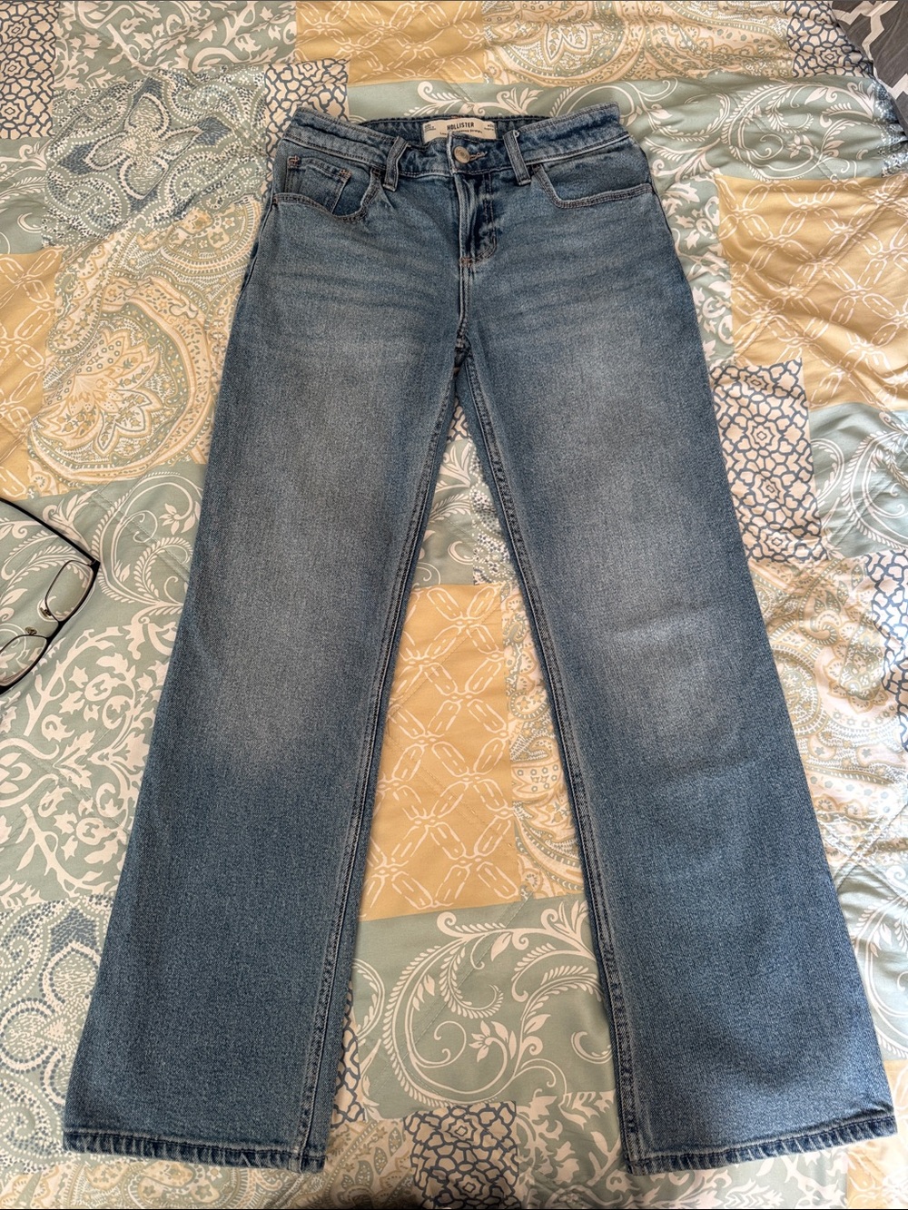 HOLLISTER JEANS, low-rise relaxed straight, Used excellent condition sz W24/00R